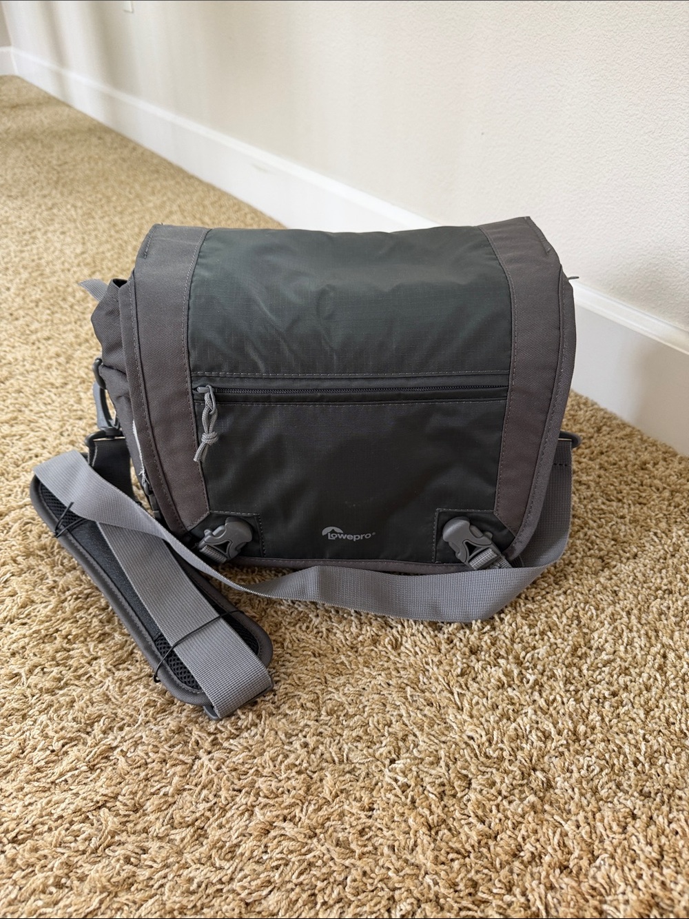 LOWEPRO Nova Sport 17L AW Camera Bag - Gray